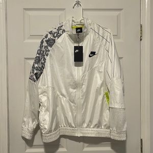NWT NIKE LIGHTWEIGHT LOOSE FIT WINDBREAKER 💕